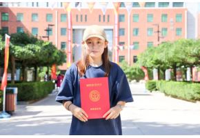 美女操逼流水网站【新生报到】“北音温度”助力梦想起航！